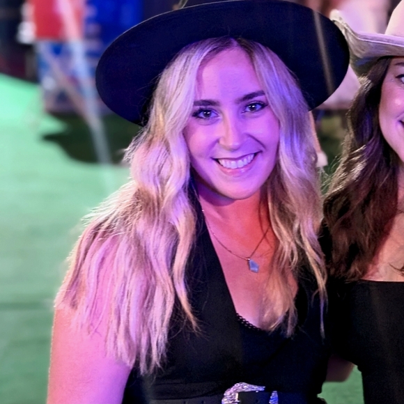 Meet your Posher, Alexis - Picture 1 of 1